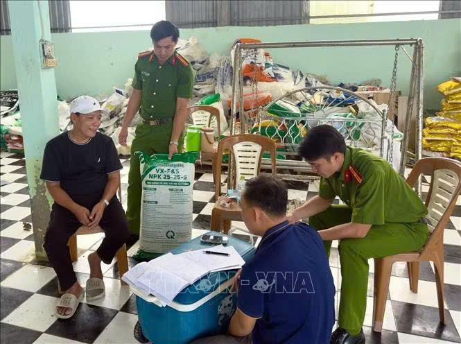 Khởi tố đối tượng điều hành 2 doanh nghiệp sản xuất, buôn bán phân bón giả